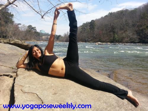 Поза анантасана.