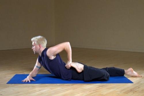 Ардха Бхекасана — поза полулягушки