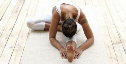 Паривритта Джану-ширшасана польза. Эффективное растяжение спины и польза для пищеварения: правильное выполнение Джану Ширшасаны