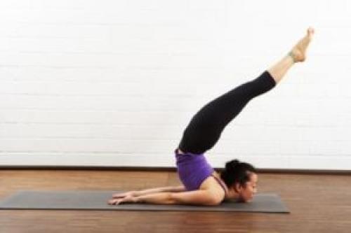 Випарита шалабхасана. Поза саранчи в йоге для проработки глубоких мышц спины. Пошаговое выполнение Шалабхасаны и ее вариаций