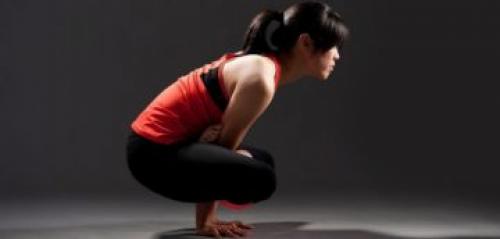 Укрепите все тело, включив в практику Куккутасану или позу петуха