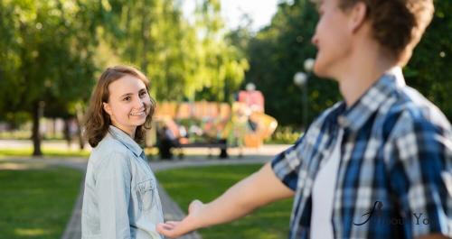 Как ведёт себя мужчина если любит женщину, но скрывает. Основные признаки