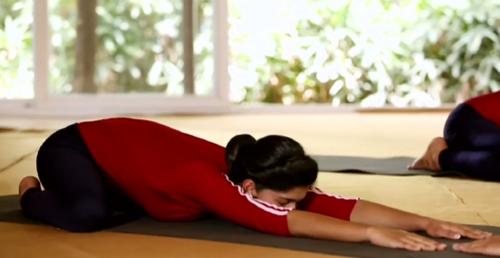 Карнапидасана перевод. Карнапидасана в йоге: техника выполнения, значение и польза