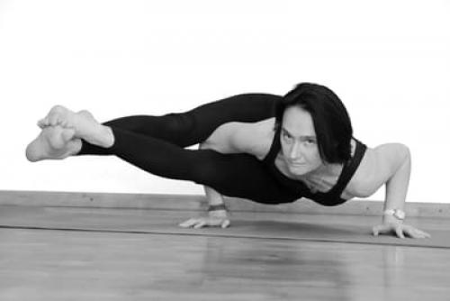 Аштавакрасана Поза восьми. У вас будет мощный пресс благодаря выполнению Аштавакрасаны