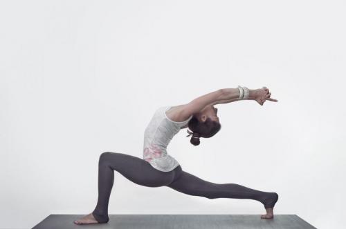 Поза Героя стоя. Техника выполнения позы героя в йоге