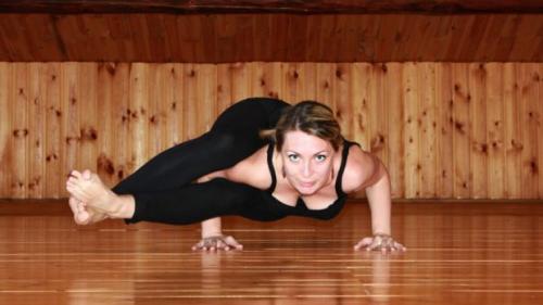 Аштавакрасана Поза. Поза восьми дуг или техника выполнения Аштравакрасаны