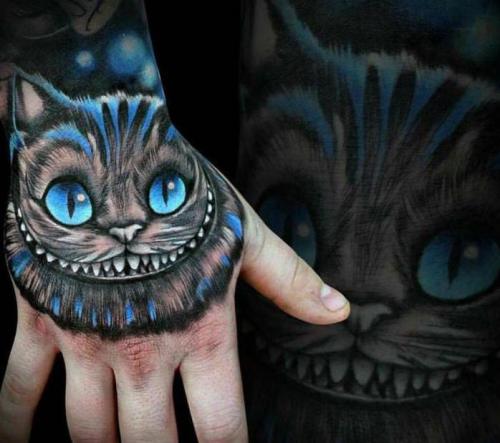 Чеширский кот символизирует. "Чеширский кот" - тату, заряженное позитивом