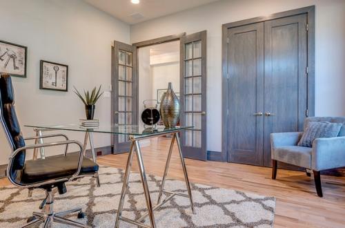 Серые двери в интерьере, какого цвета стены. Серые двери в интерьере: вопросы и ответы