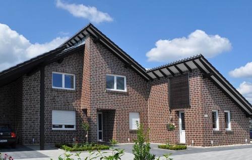 Крыша шоколадного цвета, какого должны быть цвета стены. Сочетания