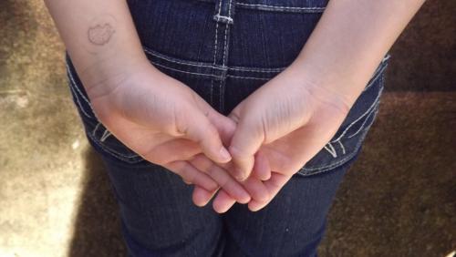 Руки скрещены на груди. Естественные жесты 01