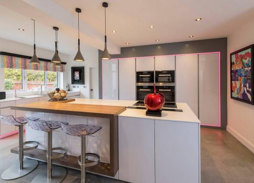 Если кухня белая, какого цвета должны быть стены. Стены для светлой кухни