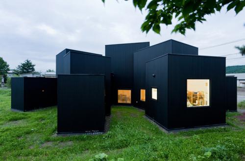 Крыша шоколадного цвета, какого должны быть цвета стены. Сочетания