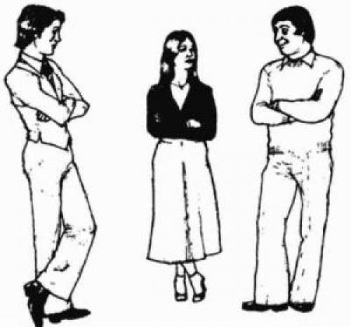 Руки скрещены на талии. Скрещенные на груди руки