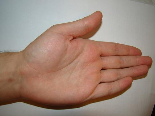 Скрестить руки на груди. Естественные жесты 03