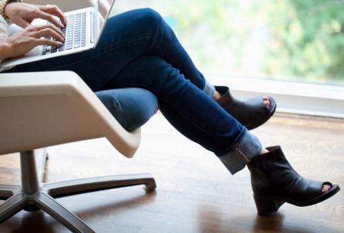 Скрещенные Ноги лежа. Опасна ли для здоровья поза “скрещенные ноги”