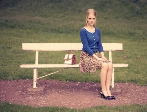 Нога на ногу этикет. Можно ли девушке класть ногу на ногу