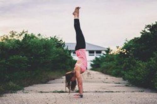 Поза скорпиона с гамаком доступна всем. 10 поз йоги для подготовки к Скорпиону 03