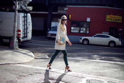 Стою в пальто белом. К фразам Ницше стоит мысленно приписывать: Один я умный в белом пальто стою красивый 01