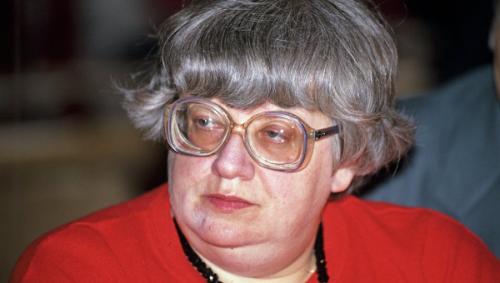 Новодворская в белом пальто. Один я умный в белом пальто стою красивый 03