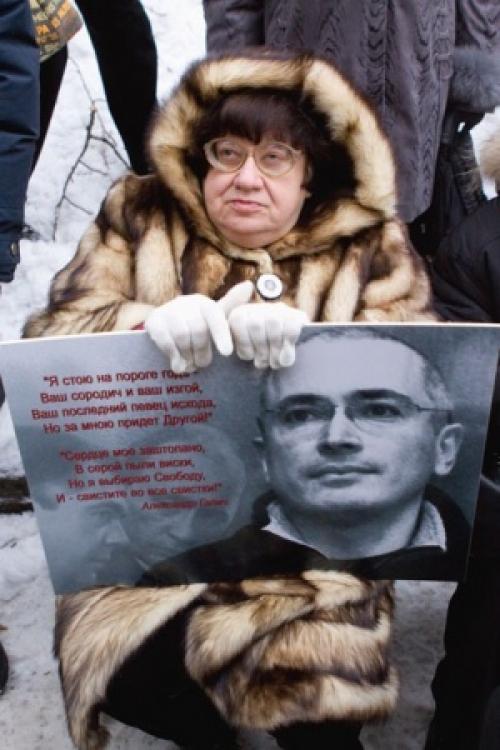 Одна я красивая стою. Один я умный в белом пальто стою красивый 01