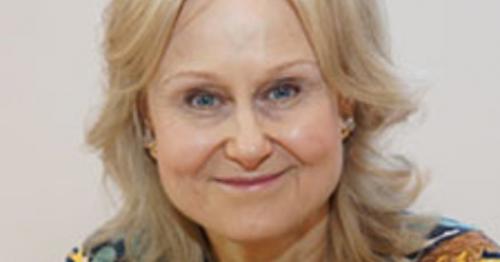 Дарья донцова почему уходят мужья. Писательница поделилась секретами из семейной жизни. По словам Дарьи Донцовой, она никогда не ревнует супруга, а также не контролирует его телефонные звонки или переписки. Женщину ничуть не пугает, что Александр может быть ей неверен.