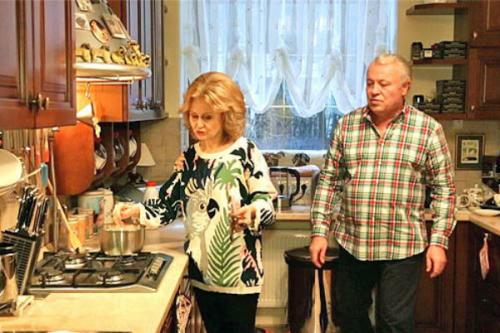 Дарья донцова почему уходят мужья. Писательница поделилась секретами из семейной жизни. По словам Дарьи Донцовой, она никогда не ревнует супруга, а также не контролирует его телефонные звонки или переписки. Женщину ничуть не пугает, что Александр может быть ей неверен.