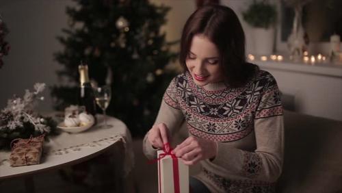 Почему одним дарят подарки, а другим нет. Почему одной дарят подарки, а другим нет? Психологи нашли ответ 05