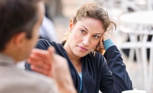 Мужчина между двух женщин. Почему мужчина начинает метаться между женщинами?