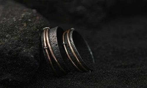 Можно ли носить кольцо на безымянном пальце правой руки незамужней девушке. В зависимости от кольца