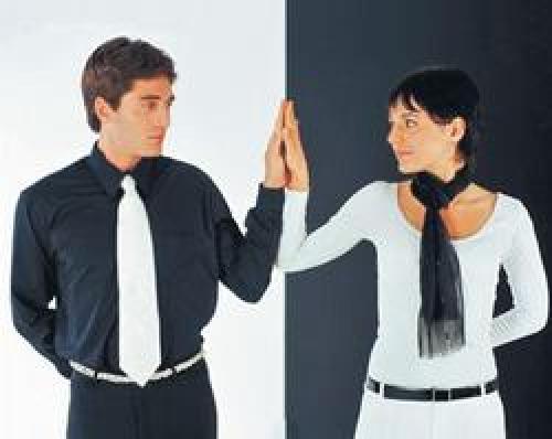 Мужчина трогает женщине живот. Психологи: Язык жестов поможет понять, насколько хороши ваши отношения