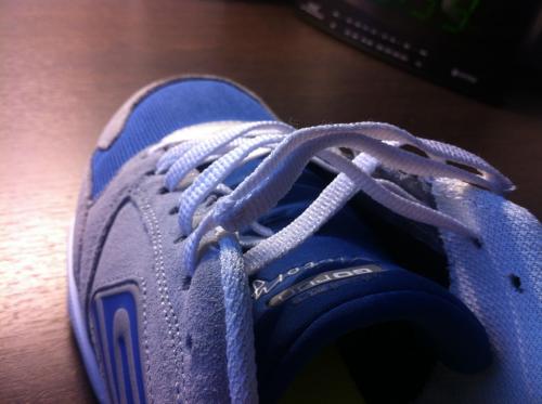 Нужно ли прятать шнурки