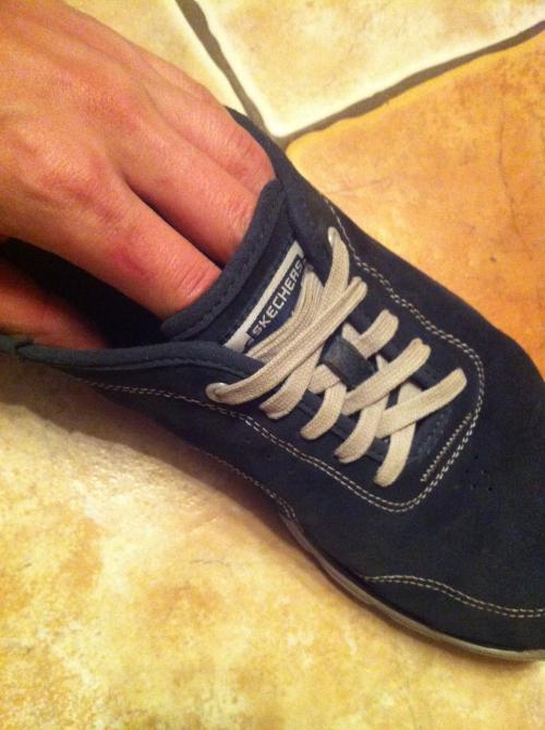 Нужно ли прятать шнурки