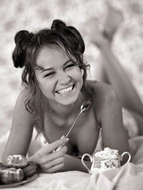 Женщина никогда не знает точно чего она хочет, но не успокоится, пока этого не добьется.