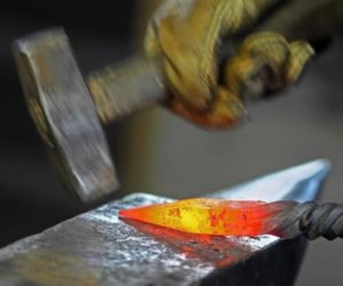 Объяснение поговорки «куй железо пока горячо»