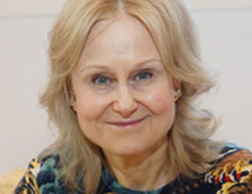 Дарья донцова почему уходят мужья. Писательница поделилась секретами из семейной жизни. По словам Дарьи Донцовой, она никогда не ревнует супруга, а также не контролирует его телефонные звонки или переписки. Женщину ничуть не пугает, что Александр может быть ей неверен.