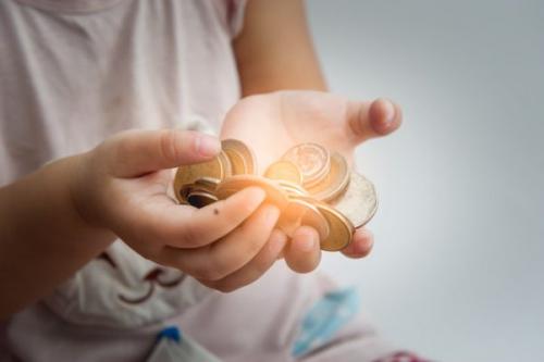 Ребенок 9 лет ворует деньги. Ребенок ворует –, как правильно реагировать на это?