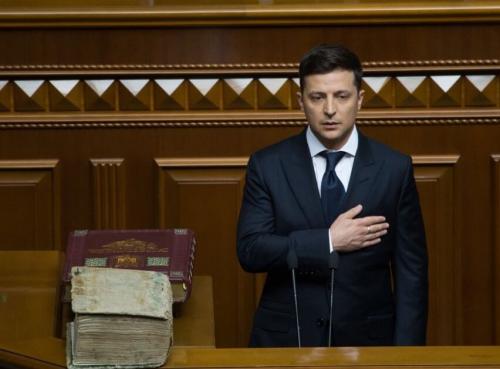 Почему обручальное кольцо носят на среднем пальце. Почему Владимир Зеленский носит обручальное кольцо на среднем пальце. ФОТО