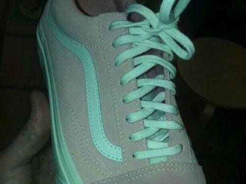 Тест на полушария кроссовок. Новая оптическая иллюзия: в Сети спорят о цвете кроссовок