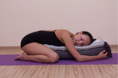 Комплекс упражнений йоги для женщин посл.  5 самых полезных упражнений из йоги для женщин старше 45 лет 08