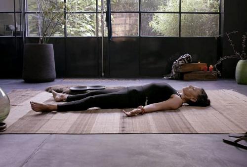 Комплекс упражнений йоги для женщин посл.  5 самых полезных упражнений из йоги для женщин старше 45 лет 04