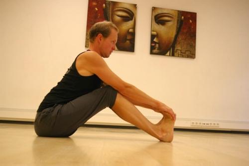 Складка сидя. Пашчимоттанасана (складка к ногам сидя)