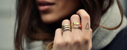 На каких пальцах нельзя носить кольца. На каких пальцах принято носить кольца