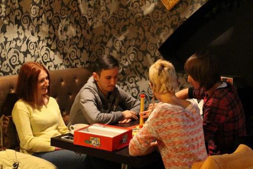 В какие игры можно поиграть дома втроём. 