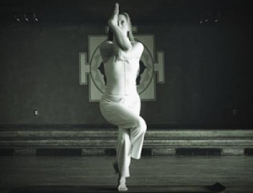 Гарудасана – поза орла