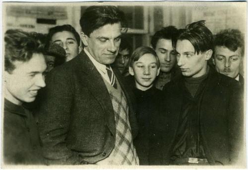 Анализ стихотворения Маяковского “себе. Анализ стихотворения Маяковского Себе любимому 01