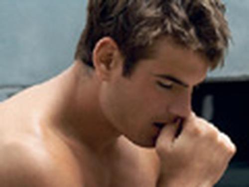 Мужчина плачет от обид. 5 пар разноцветных кроссовок, которые сделают твой образ ярким и модным