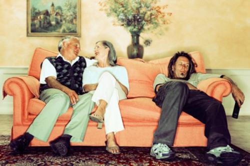 СТОИТ ли снимать квартиру или жить с родителями. Жить с родителями – экономия или глупость?!