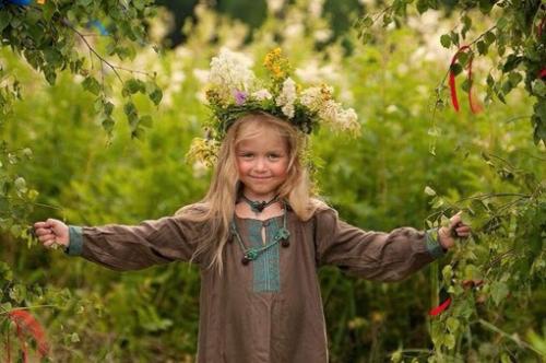 Есть люди-закаты и люди-рассветы Одни с негативом другие с приветом.