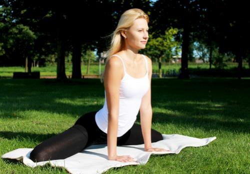 Поза лягушки лежа на спине. Техника выполнения асаны Мандукасаны (позы лягушки)