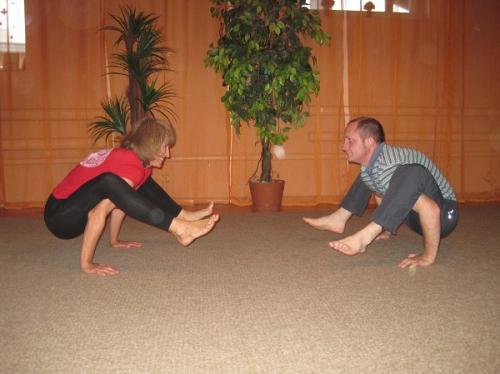 Поза лягушки лежа на спине. Техника выполнения асаны Мандукасаны (позы лягушки)